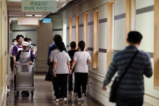 의과대학 증원 정책으로 정부와 의료계의 갈등이 장기화하는 17일 오후 광주 동구 전남대병원에서 의료진들이 이동하고 있다. 연합뉴스